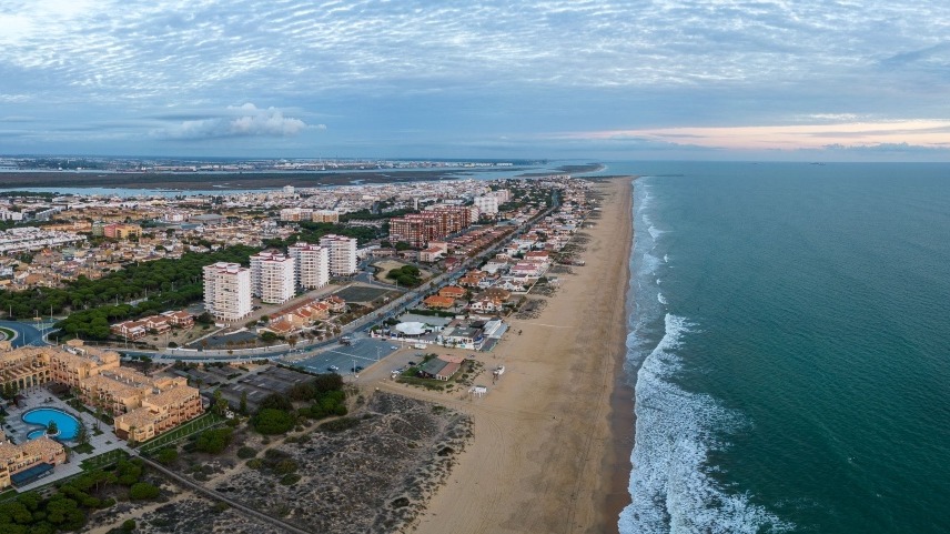 Fallece un hombre mientras caminaba por la playa en Punta Umbría