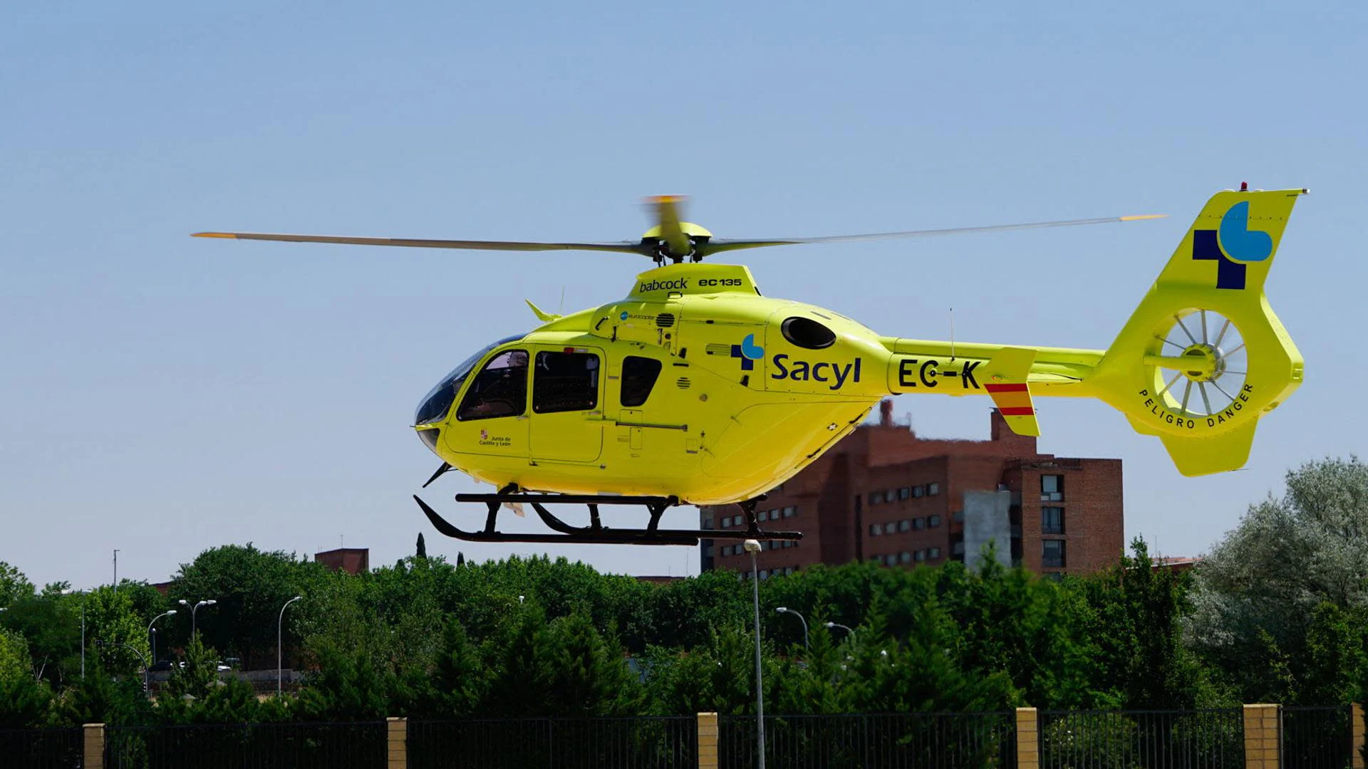 Fallece una persona en Ávila por colisión frontal entre dos vehículos, dejando tres heridos y movilizando a servicios de emergencia
