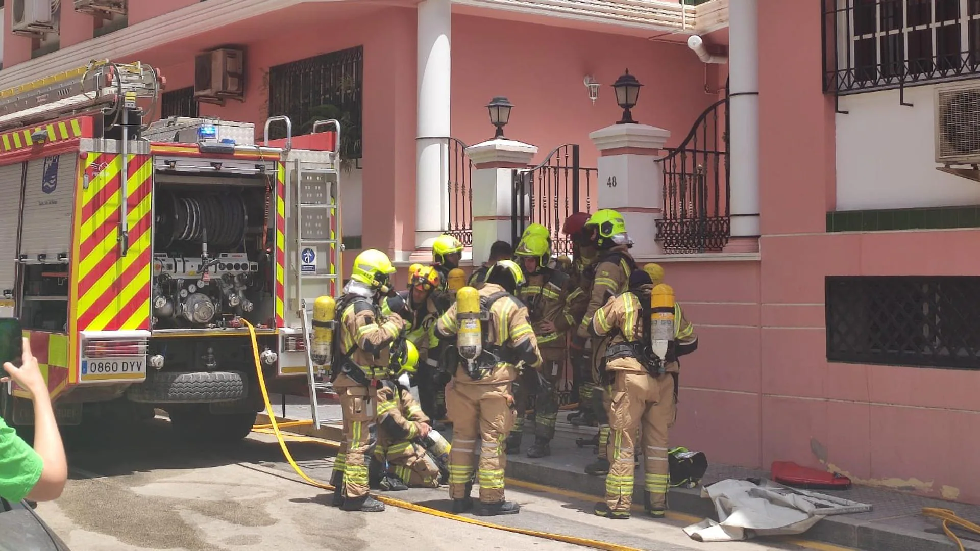 Fuerte incendio en vivienda de Málaga deja a residentes atrapados y moviliza a los servicios de emergencia