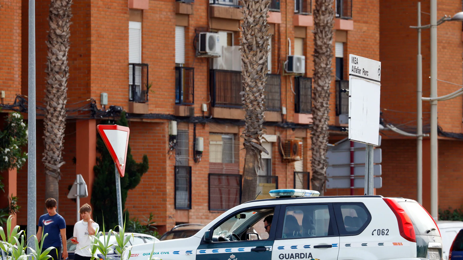 La Guardia Civil vigila el Tanatorio de Sedaví durante el velatorio del hombre asesinado a tiros en Alfafar
