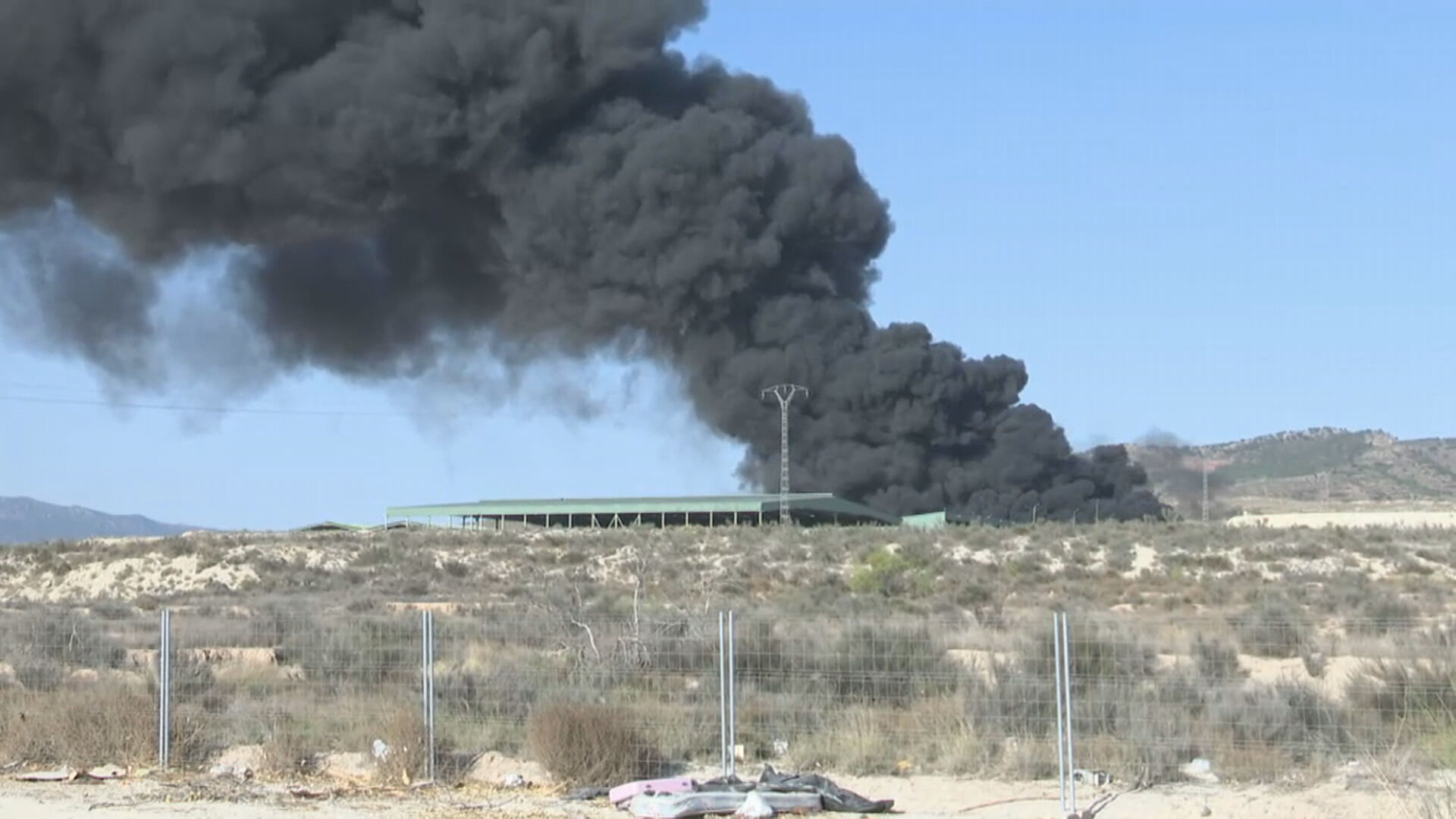 Gran incendio de 3000 colchones en Barranco Hondo mantiene en alerta a los vecinos de Lorca