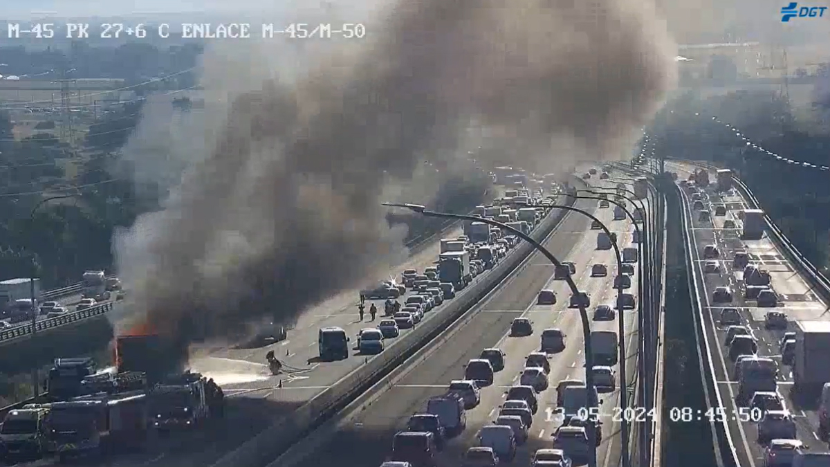 Cortada parte de la M-45 por el incendio de un camión
