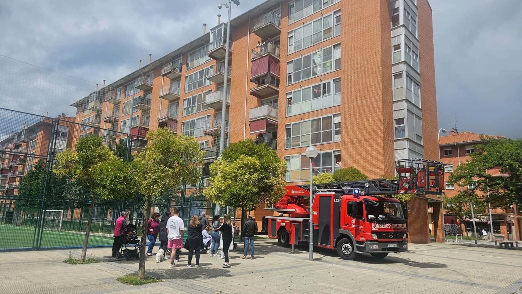 Gran incendio en vecindario de la Rochapea deja a residentes en alerta