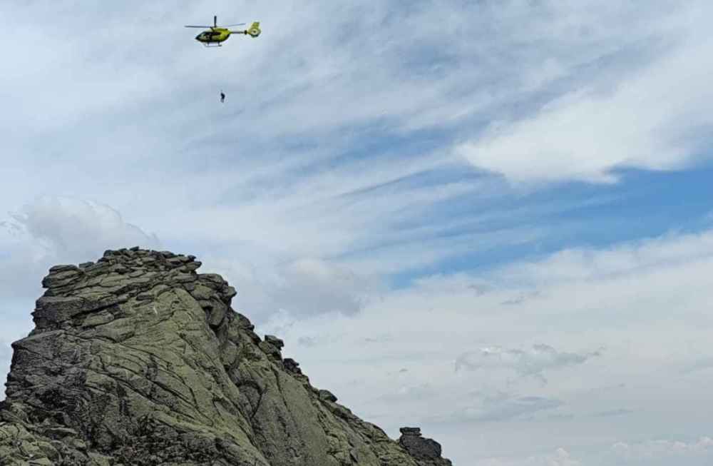 Grupo de Rescate auxilia a montañero herido en la Sierra de Gredos