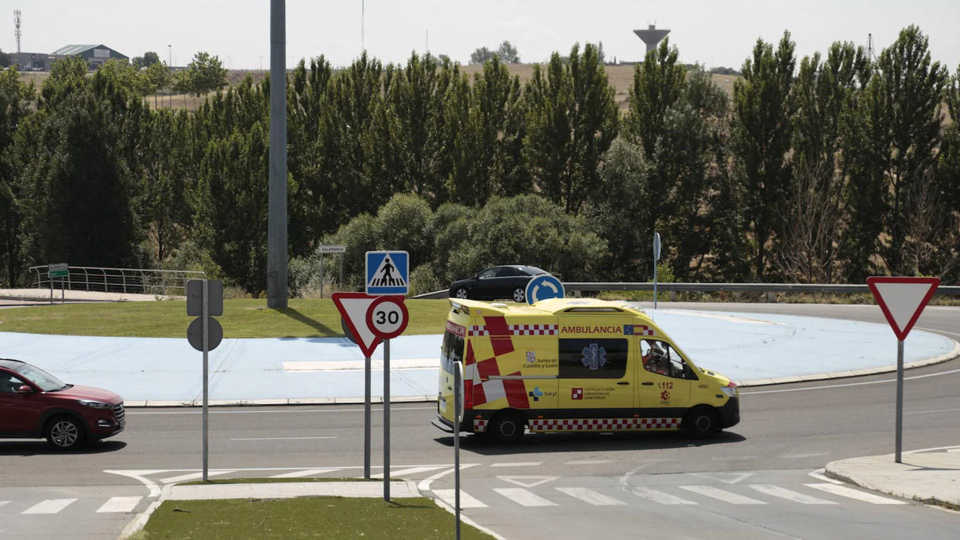 Hombre de 63 años llevado de emergencia al Hospital tras volcar su furgoneta en Villares de la Reina