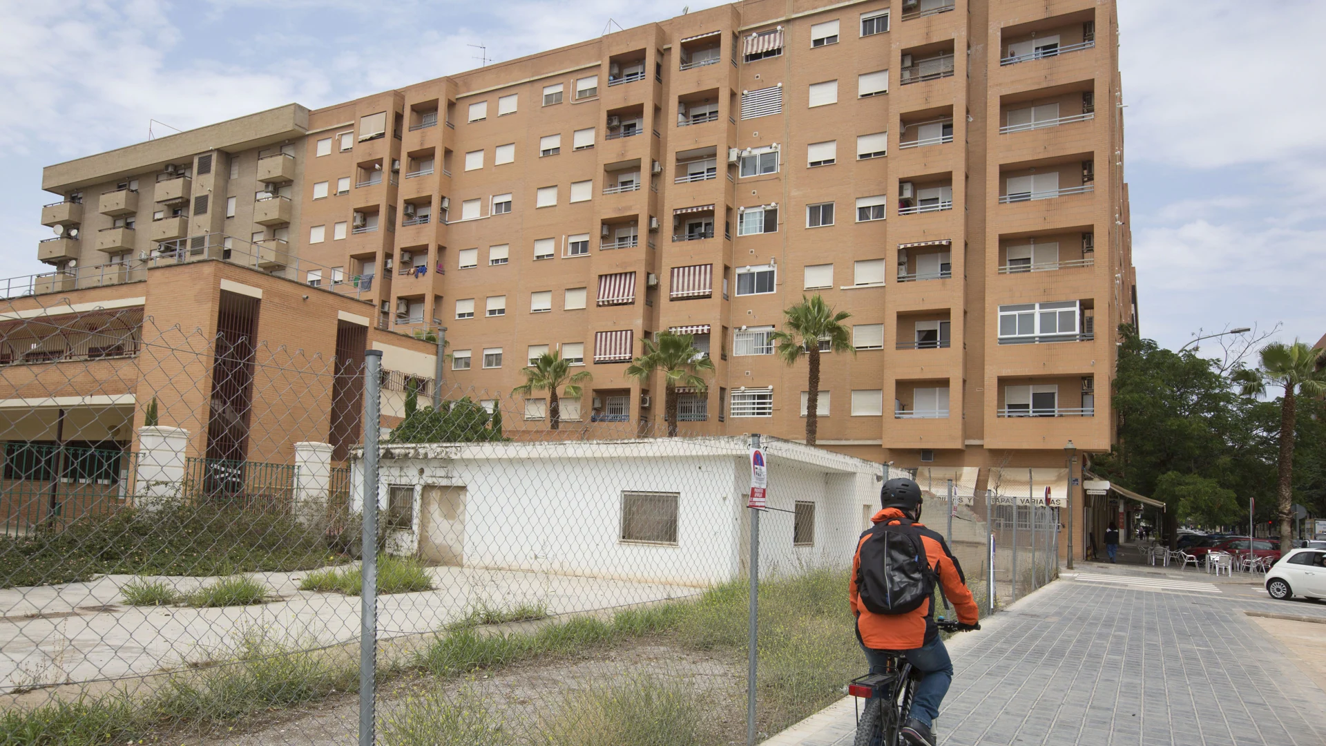 Herido muy grave un hombre al lanzarse desde un cuarto piso para impedir su desahucio en Valencia