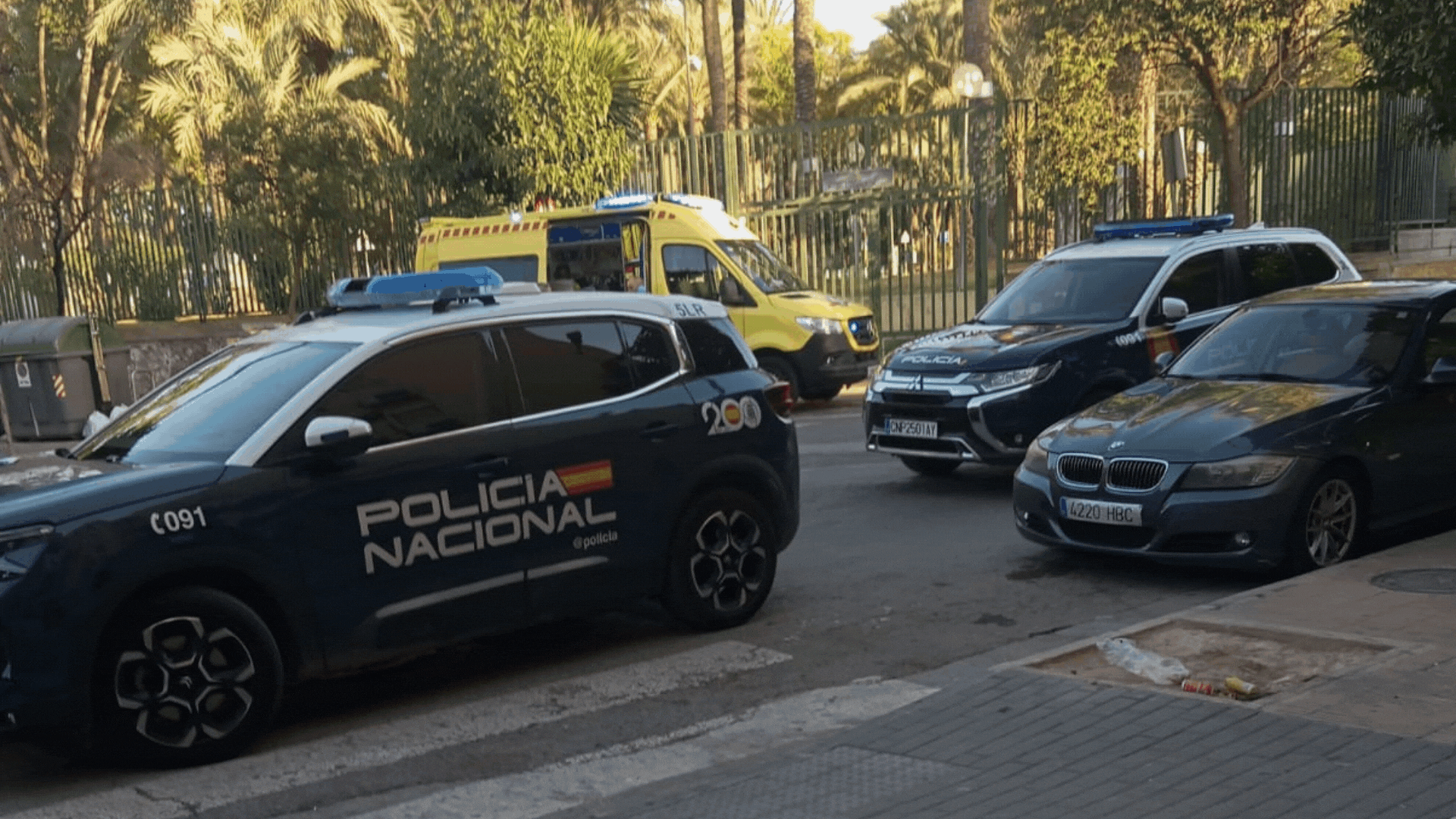 Un hombre lanza a una mujer por el balcón y luego se atrinchera con ella y su bebé en una vivienda de La Fama
