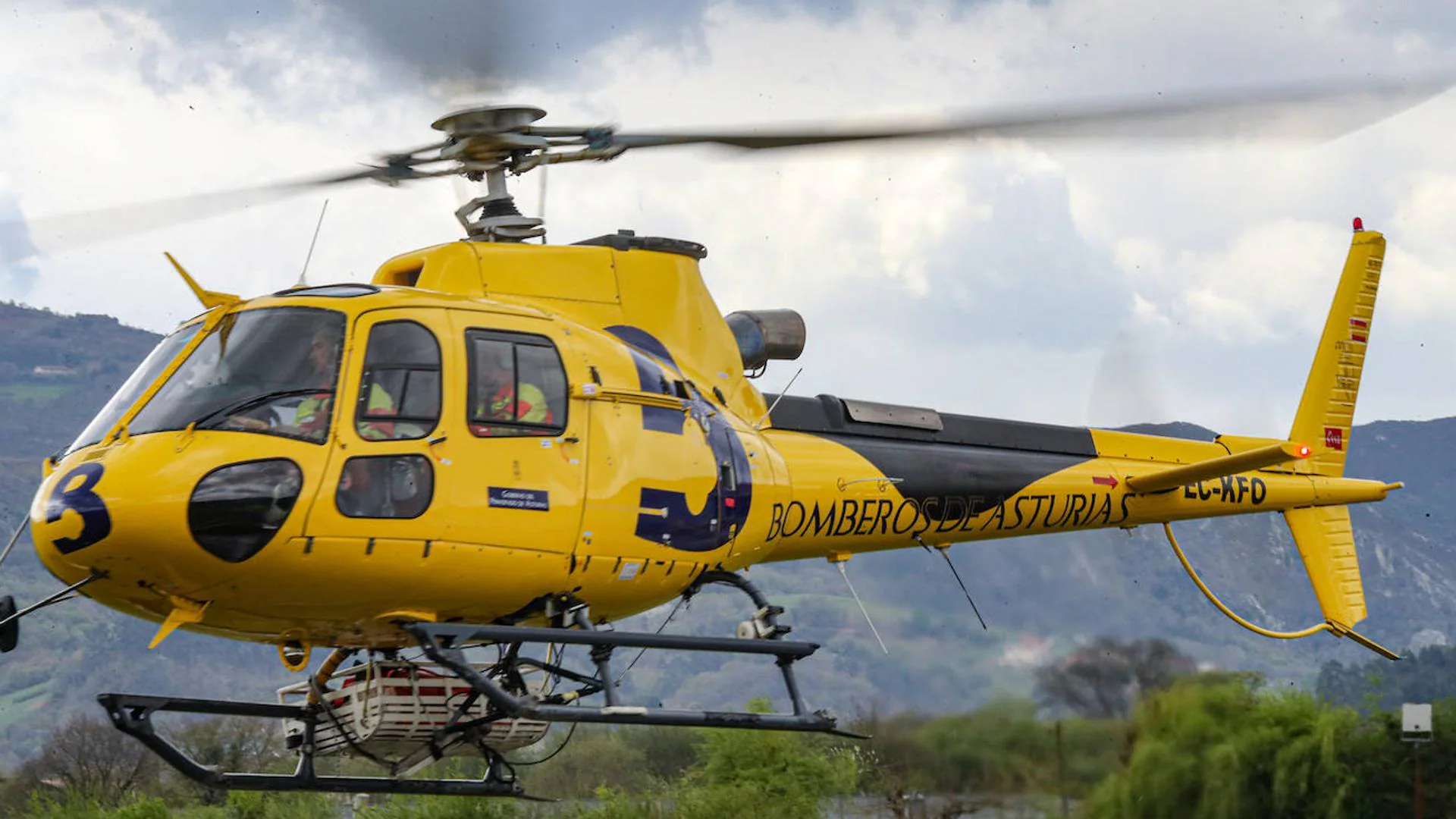Quince metros de caída y porteado hasta el helicóptero: complicado rescate a un senderista en Cabrales