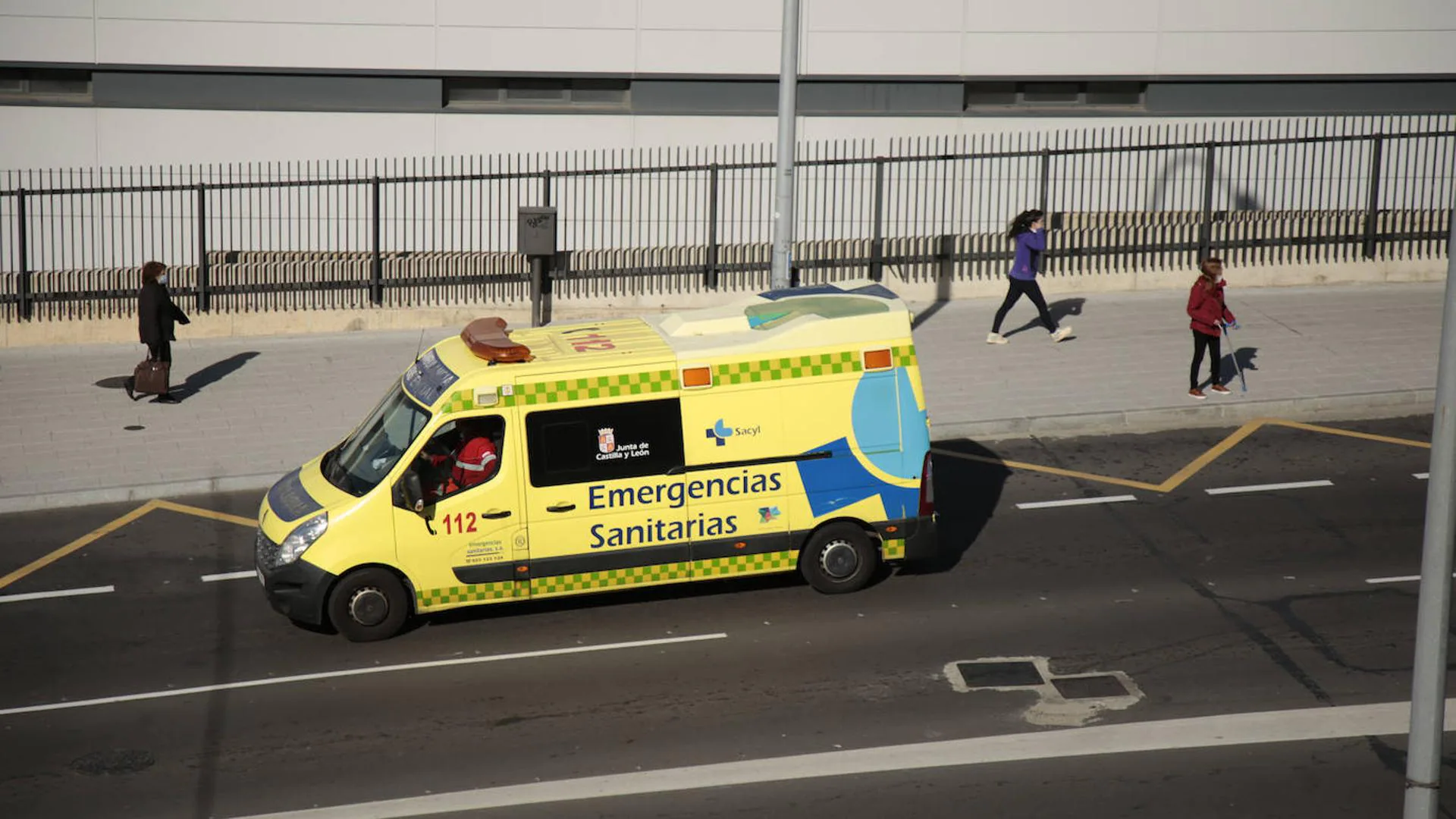 Hombre resulta herido tras choque entre coche y moto en una rotonda en Salamanca