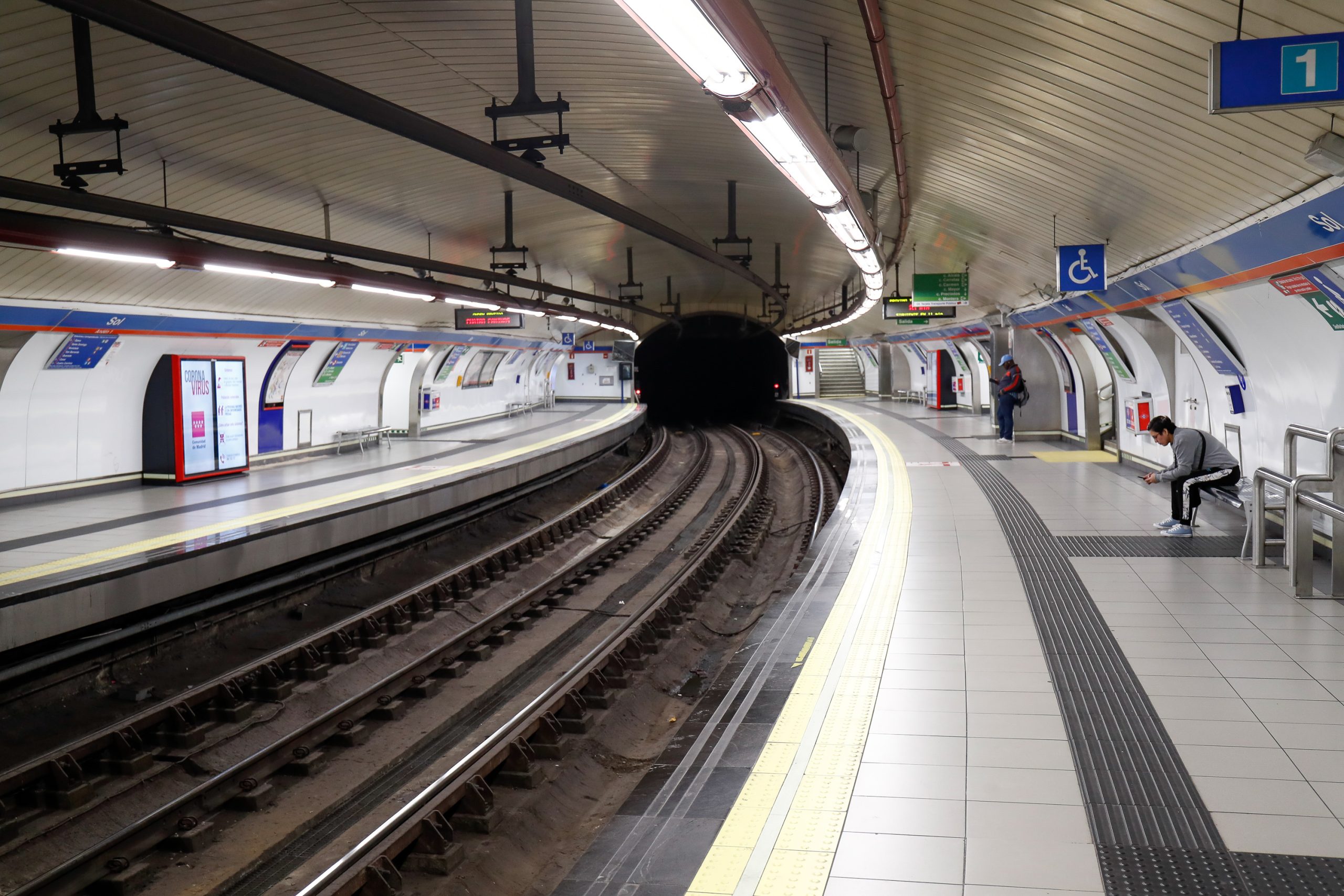 Imágenes de seguridad del Metro de Madrid desmienten denuncia de joven atracado y lanzado a las vías