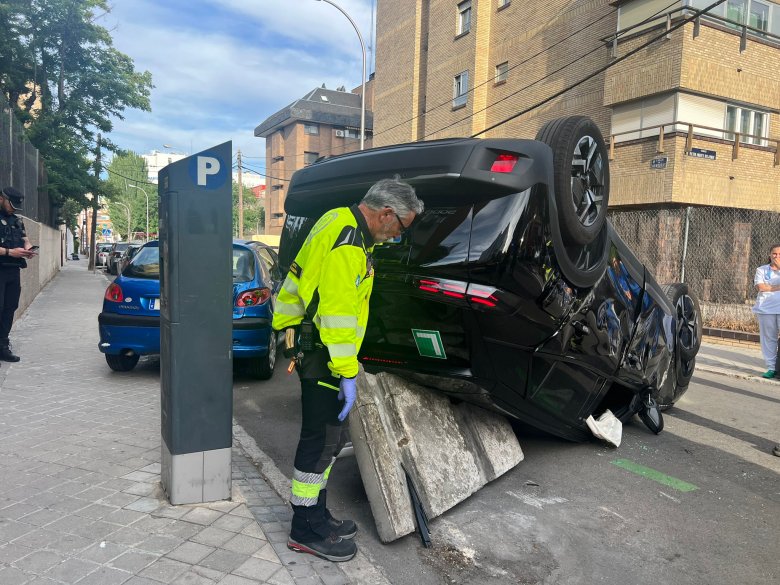 Herido un hombre después de que su coche volcara tras colisionar con otro turismo en Madrid (Foto: Emergencias Madrid)