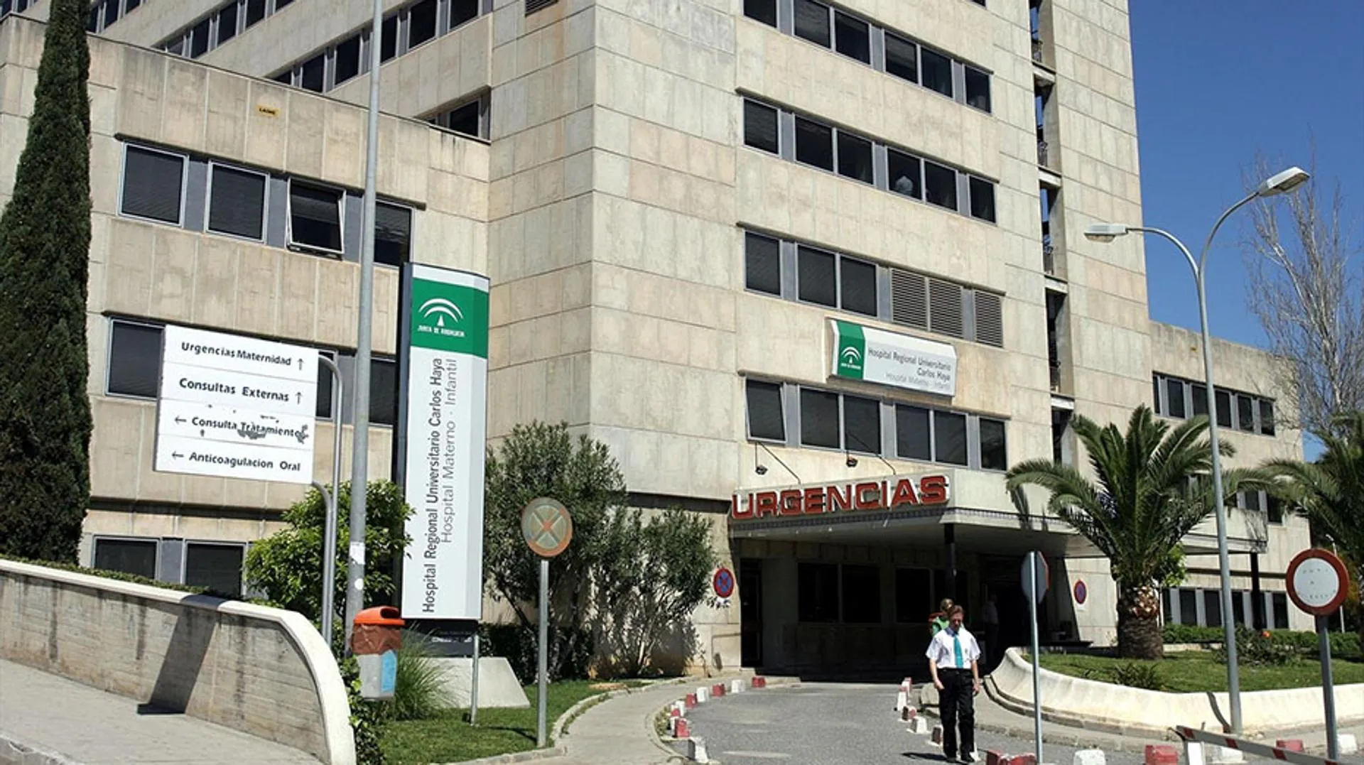 Evacuadas al hospital dos personas, entre ellas una menor, tras el incendio de un piso en Málaga