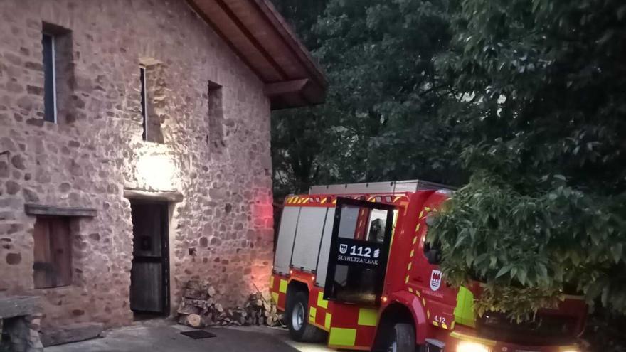 Un incendio causa daños materiales en un caserío de Lezo