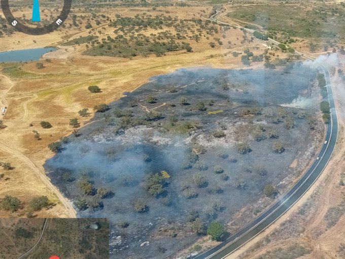 Incendio en el Andévalo onubense: Efectivos del Plan Infoca luchan contra las llamas cerca del embalse río Piedras en Villanueva de los Castillejos.