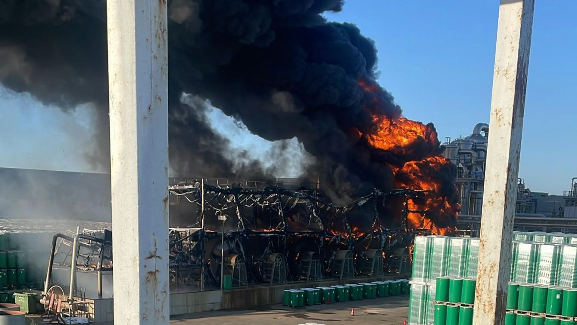Sucesos: El incendio en la fábrica de tomate de Conesa en Miajadas afecta a una zona de máquinas y bidones