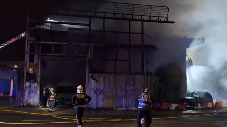Un incendio en un pabellón industrial de Irun causa daños materiales