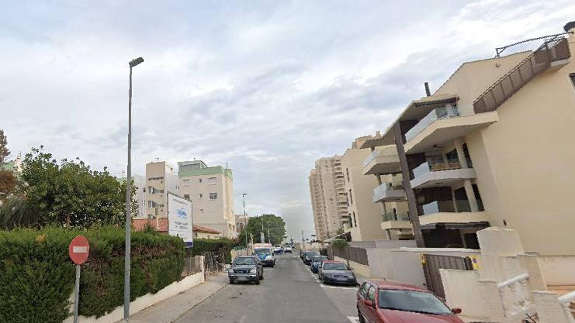 Desalojan a los vecinos de un edificio en la playa de El Campello tras incendiarse el cuarto de contadores