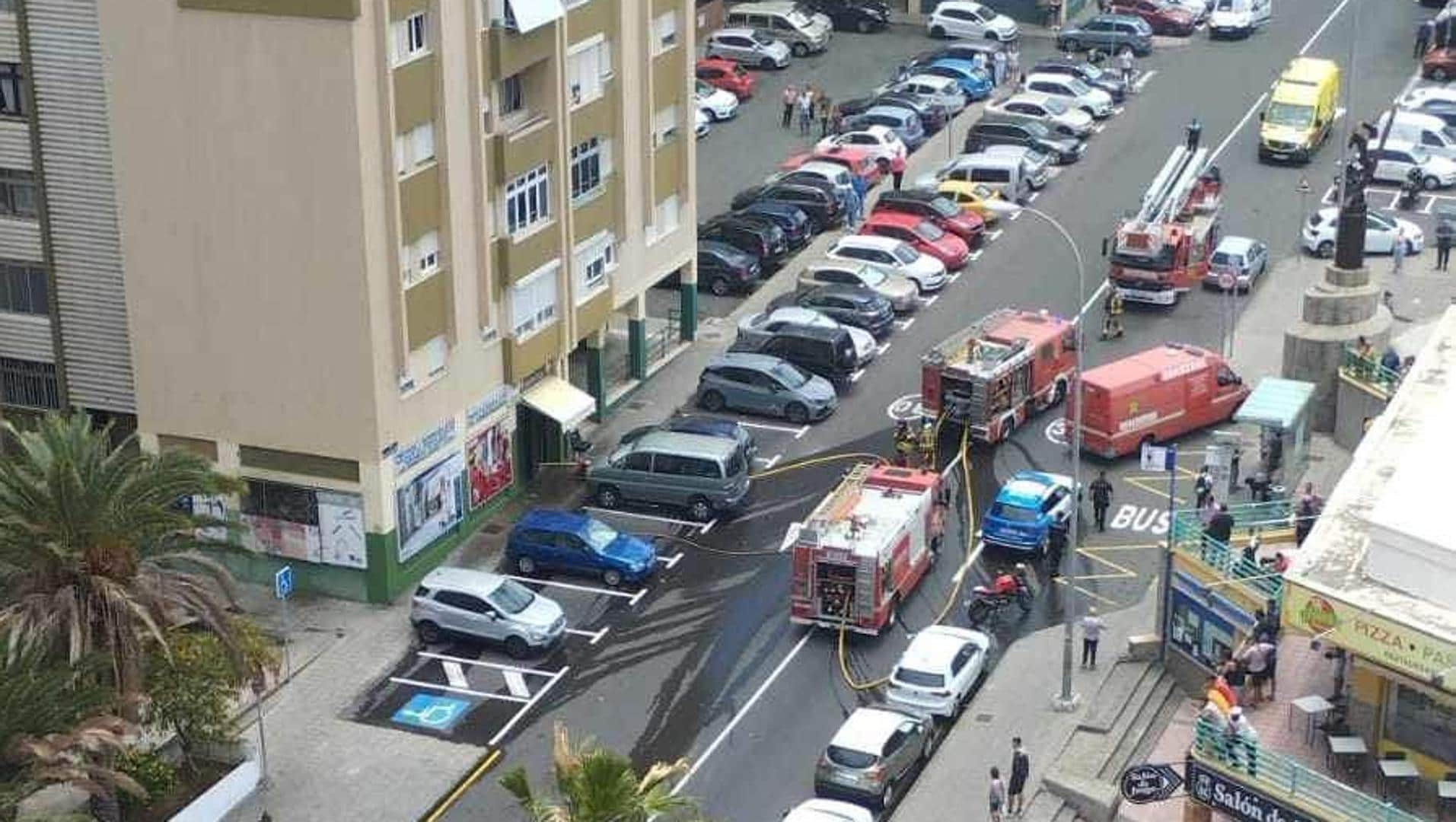 Incendio en una ferretería obliga a evacuar un edificio de ocho plantas en Las Palmas de Gran Canaria