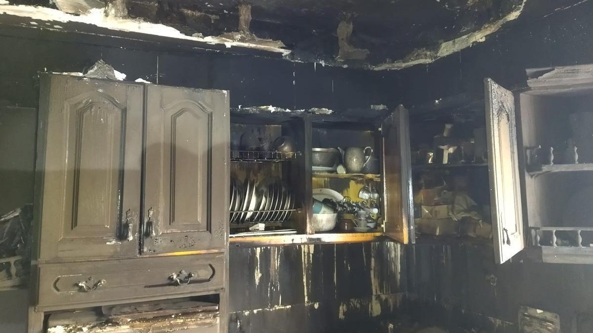 Incendio en una vivienda de Parandones deja importantes daños materiales y una mujer herida
