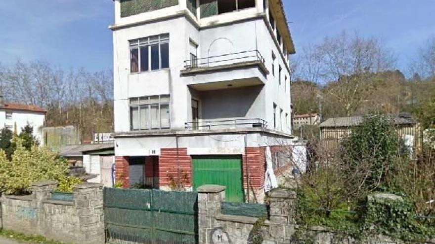 Un incendio obliga a desalojar un edificio okupado en Donostia