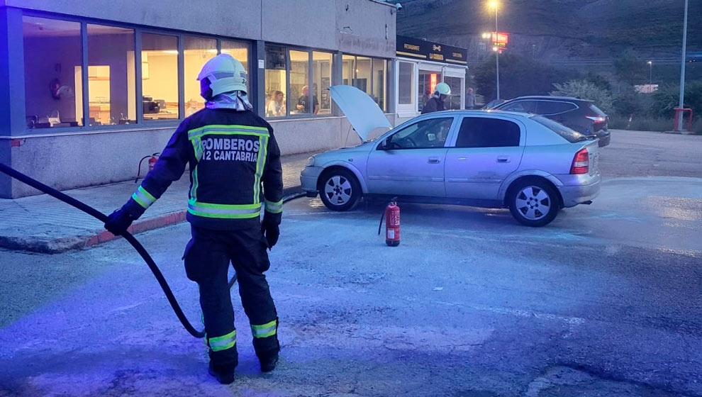 Extinguido el incendio de un vehículo en Campoo de Enmedio y de un contenedor en Laredo