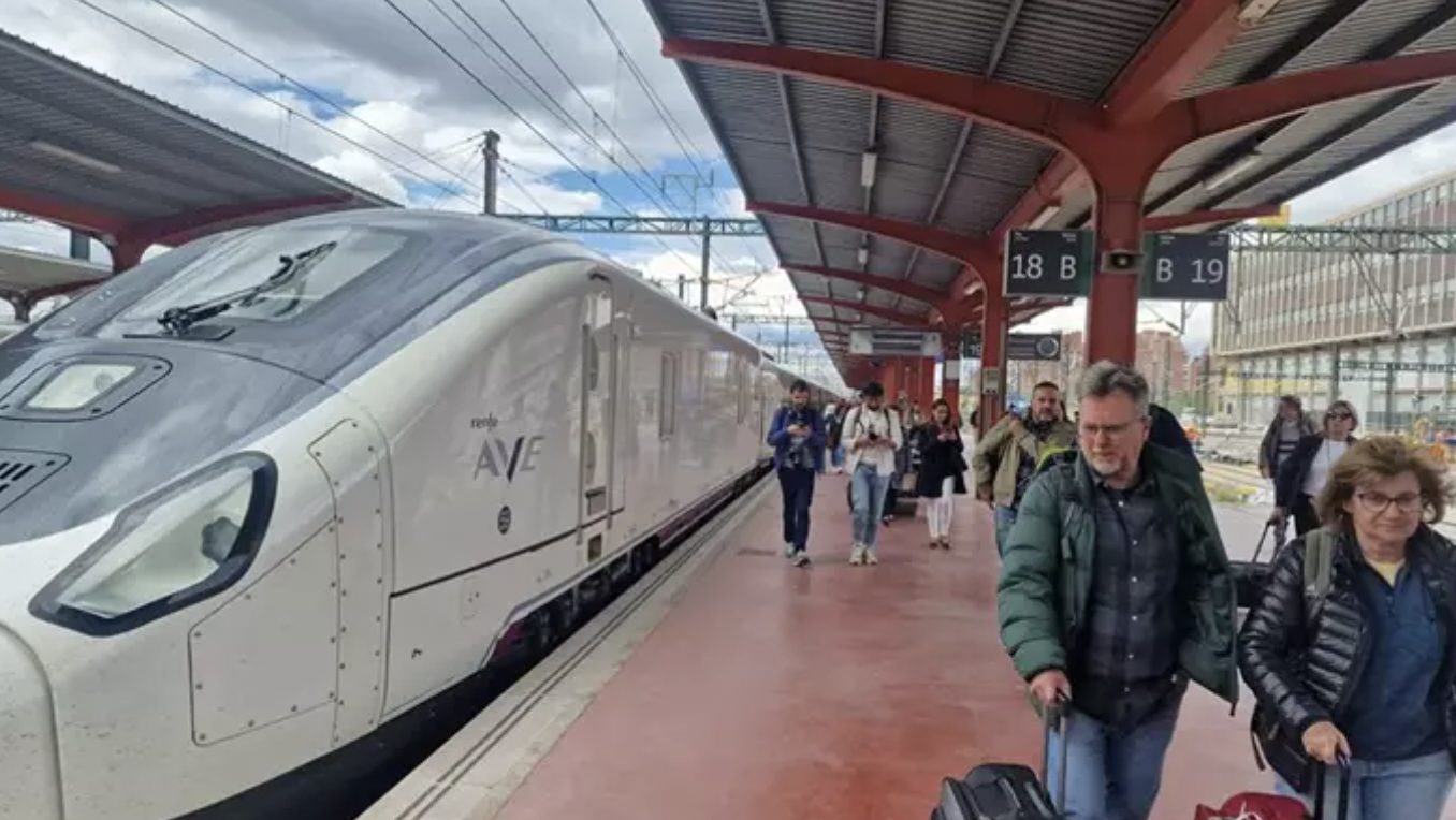 ¡Vergonzoso! Retraso en el segundo AVE Avril desde Galicia por problemas técnicos