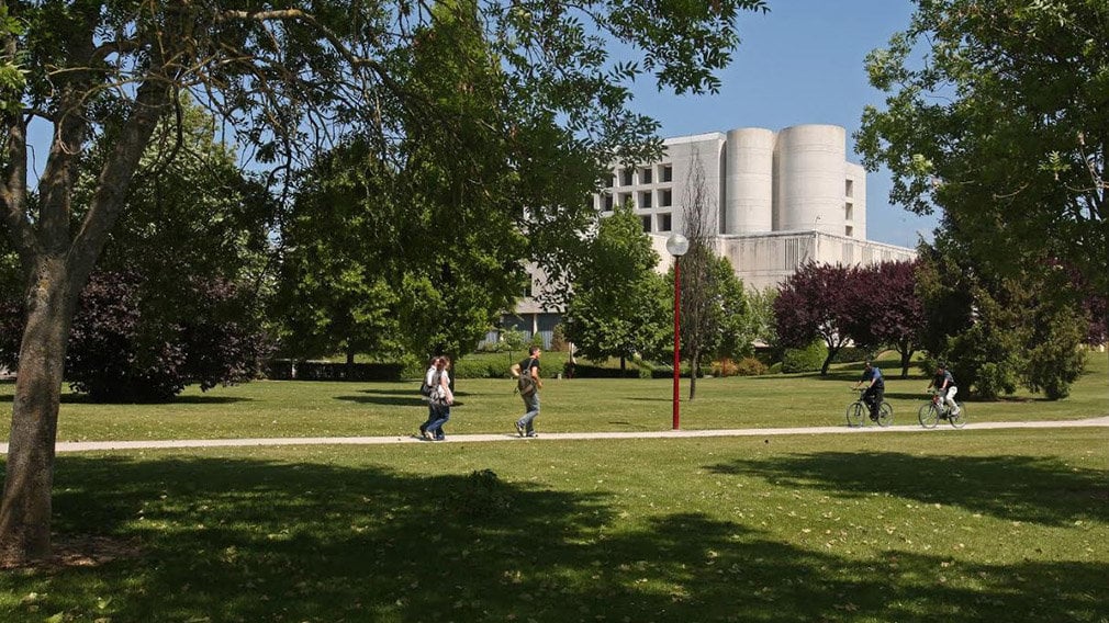 Herido muy grave un joven de 24 años tras ser atropellado en el campus de la Universidad de Navarra