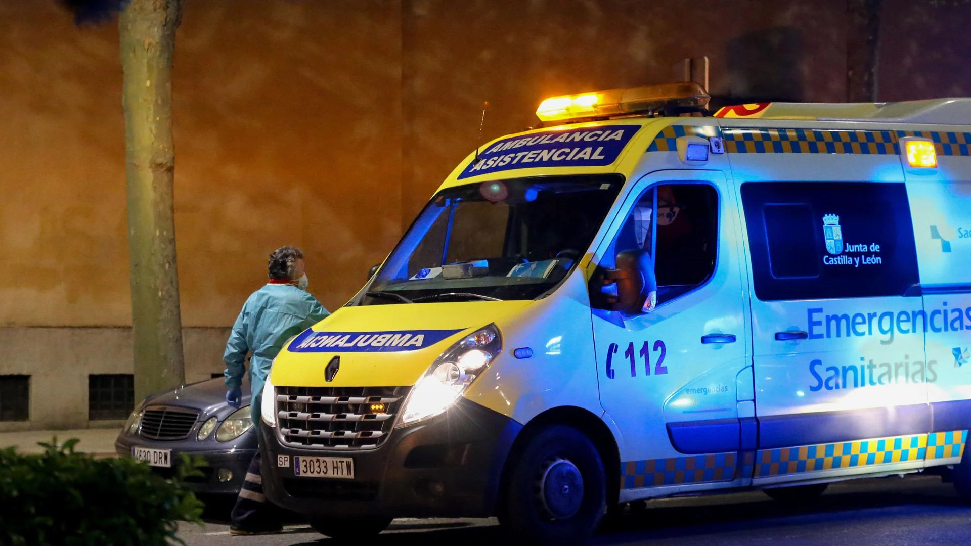 Un joven de 19 años es trasladado al hospital de Salamanca tras chocar contra un árbol