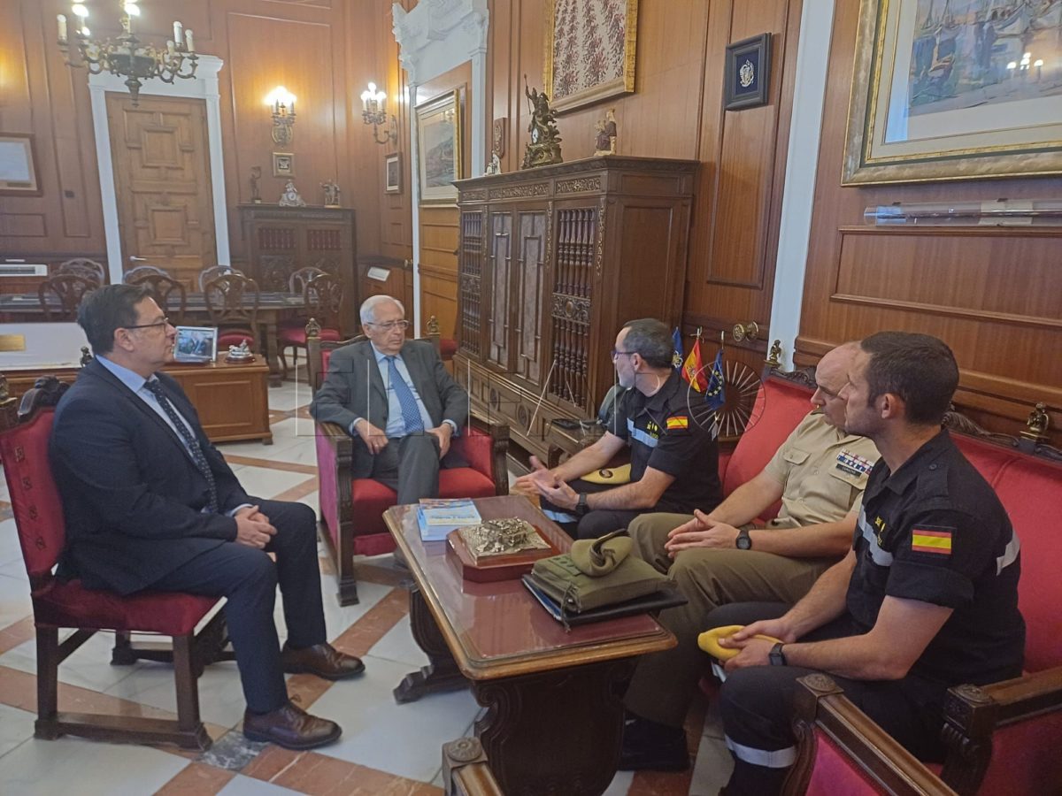 Juan José Imbroda recibe al teniente coronel jefe del Segundo Batallón de Intervención en Emergencias para anunciar simulacro de terremoto y tsunami en Melilla
