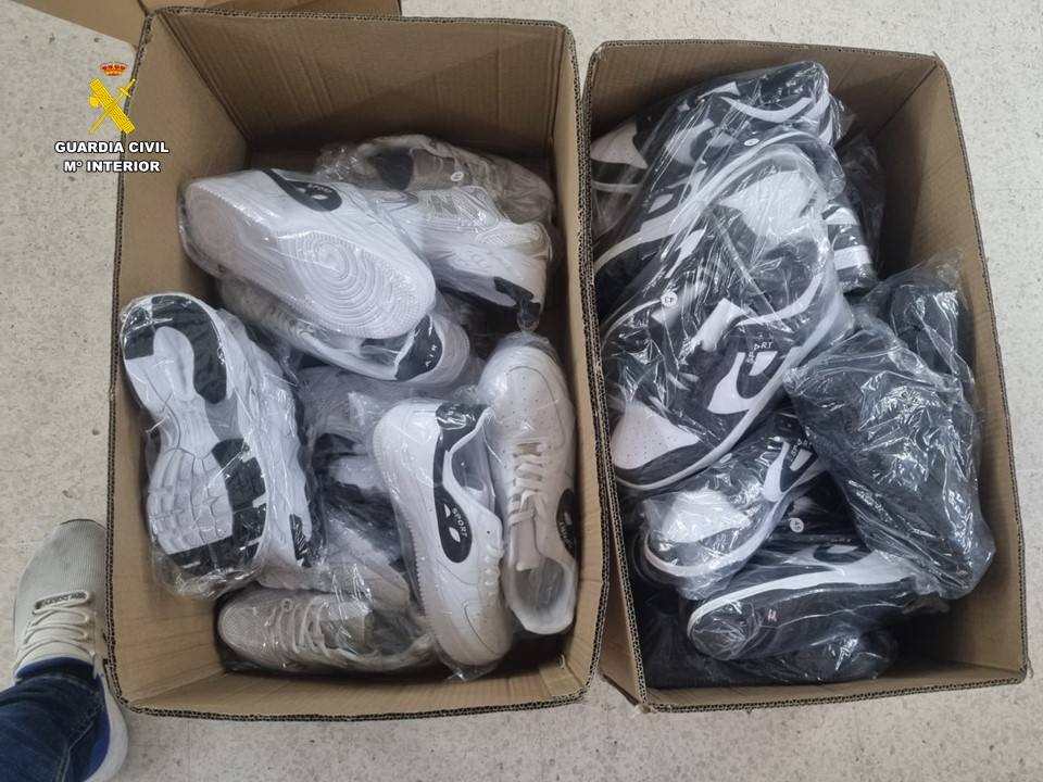 Requisan en Elche más de 120.000 zapatillas y 2.300 bolsos falsificados