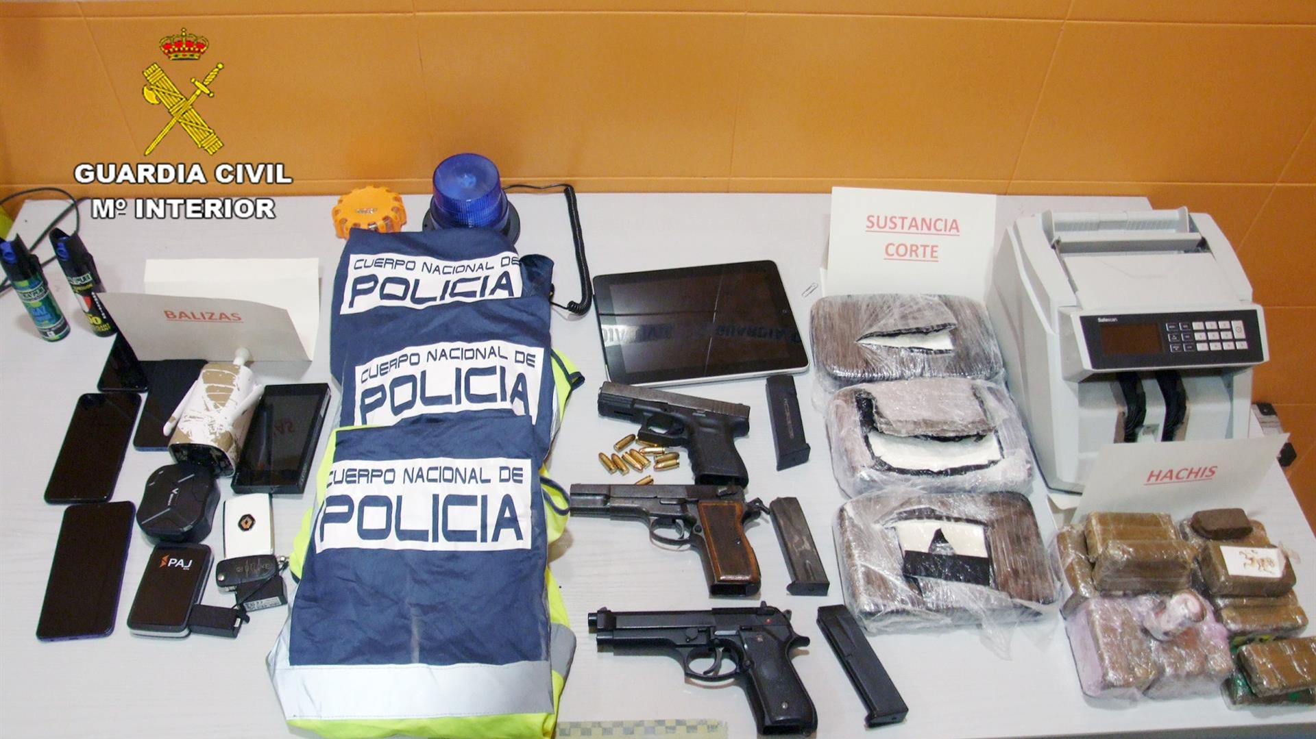 Desmantelado en Alguazas un piso franco con armas, droga y chalecos de policía