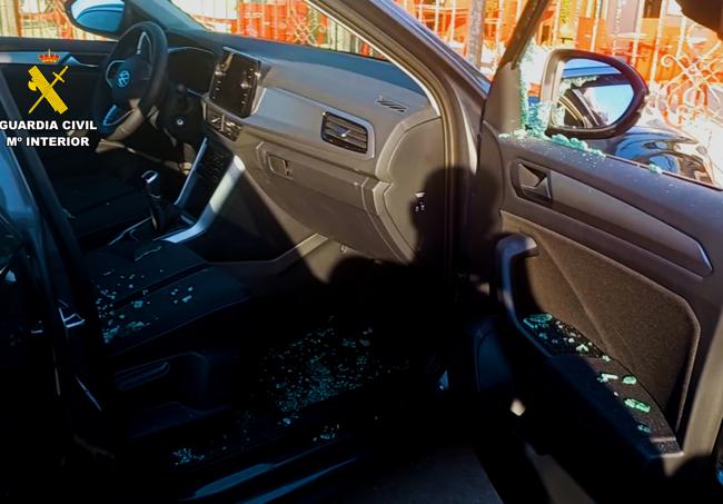 Los agentes rompieron la ventanilla del coche para acceder a la bebé.