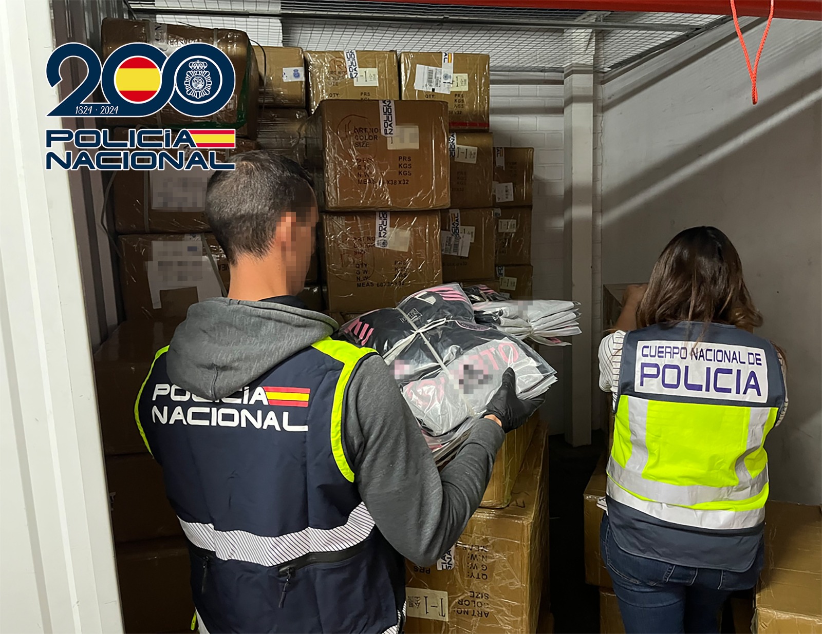 La Policía Nacional incauta más de dos toneladas de mercancía falsificada de equipos de fútbol en Madrid