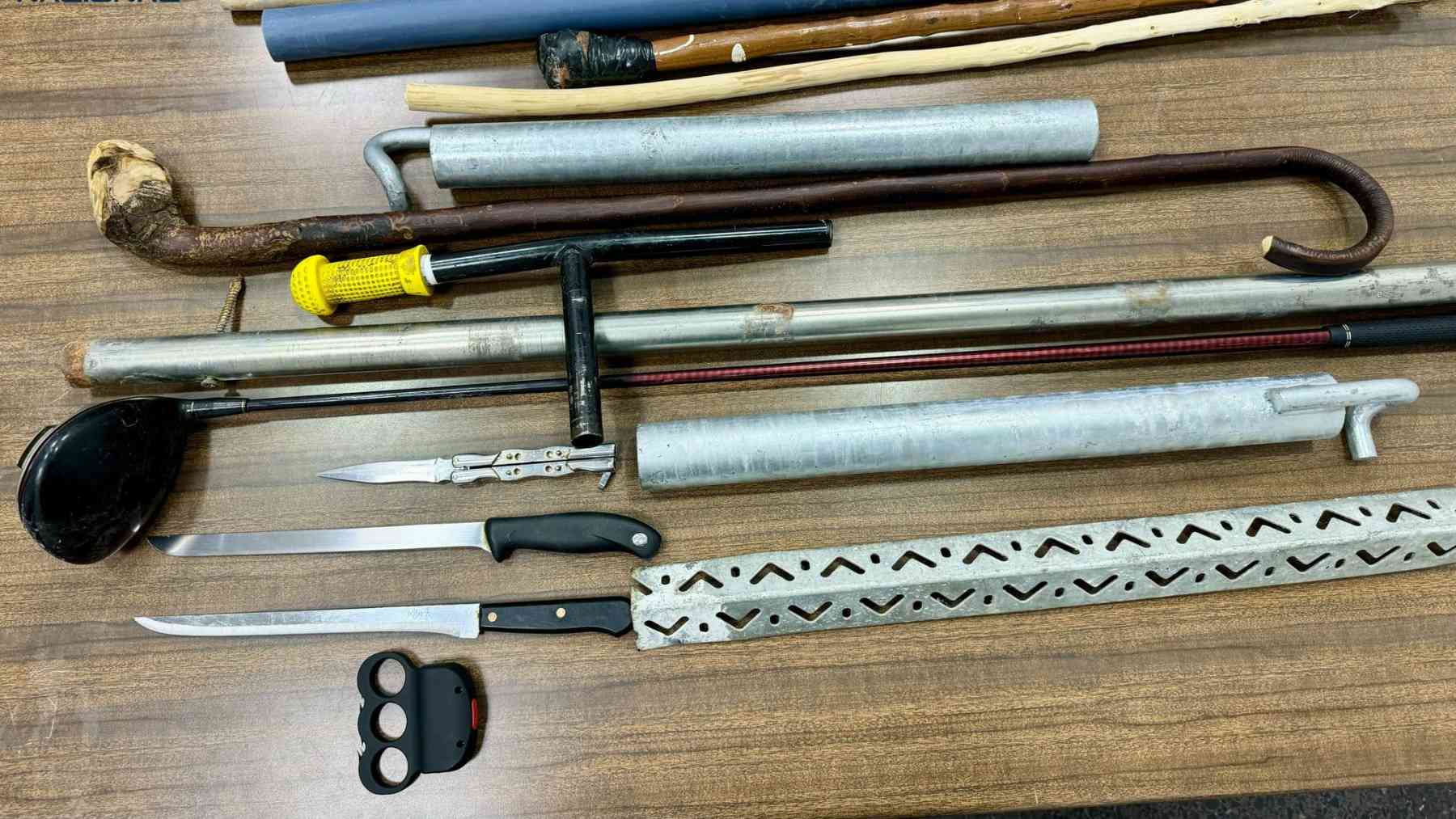 Estas son las armas incautadas en Son Gotleu: un puño americano con descarga, cuchillos, palos y bates