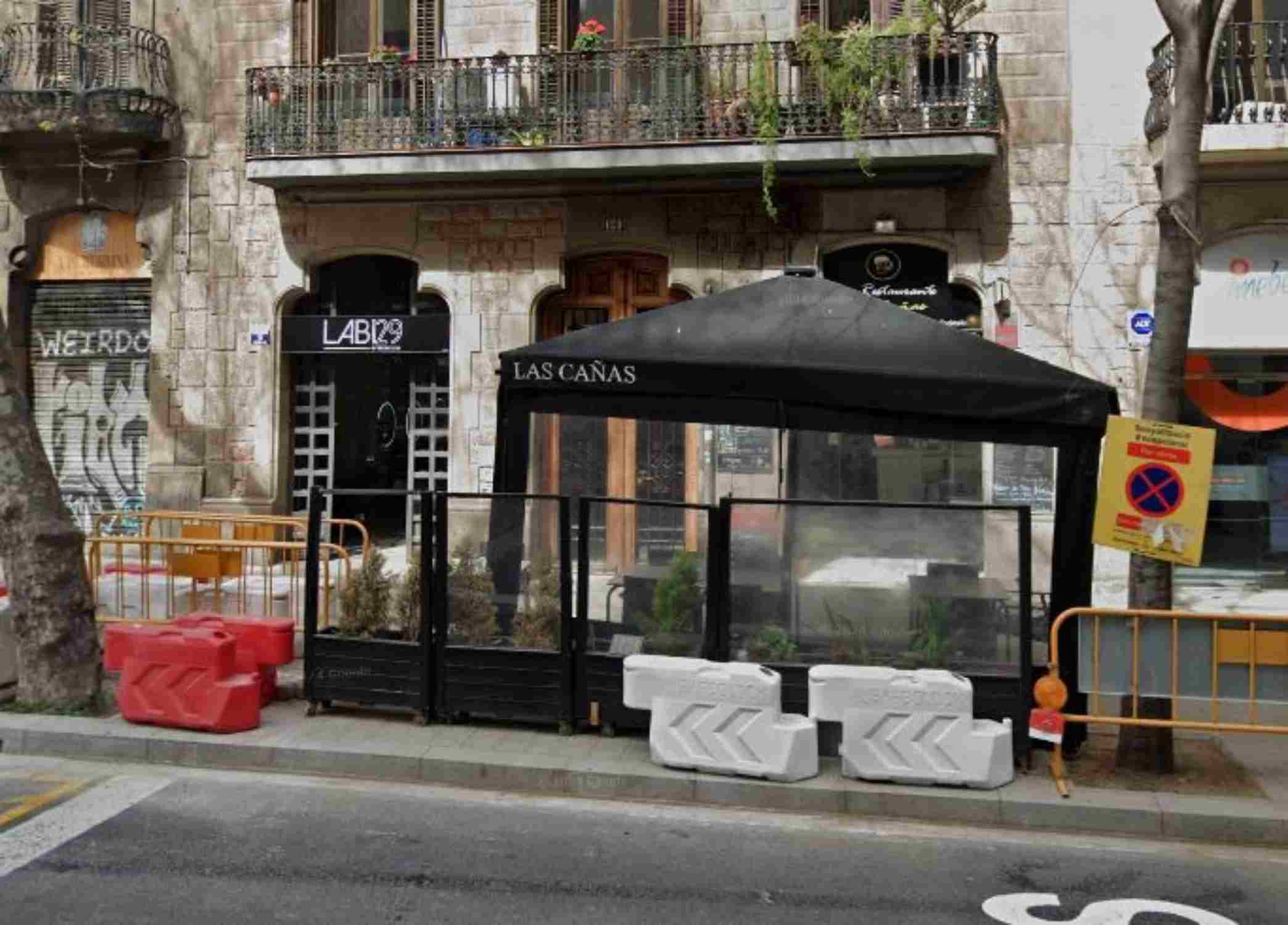 Ladrón muere al caer desde un sexto piso al intentar escapar tras asaltar a una niña en Barcelona