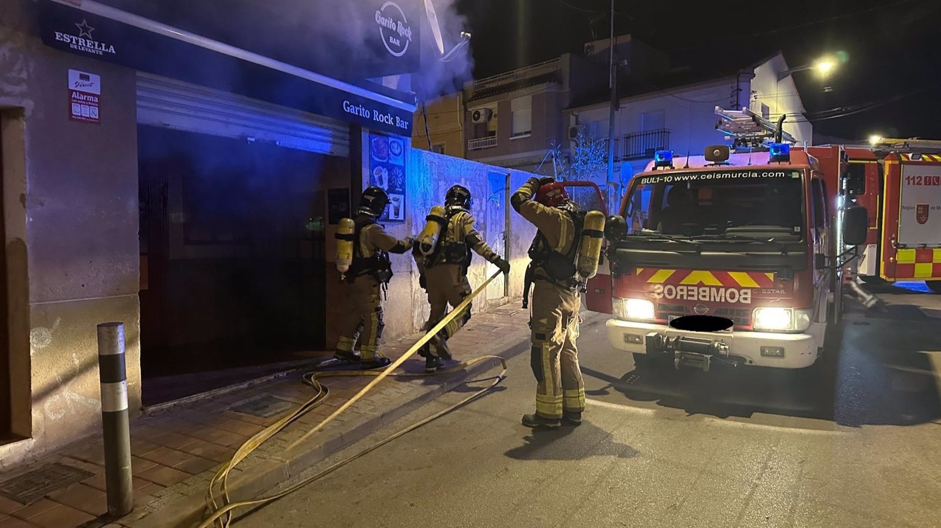 Extinguen un incendio en un local de Molina de Segura