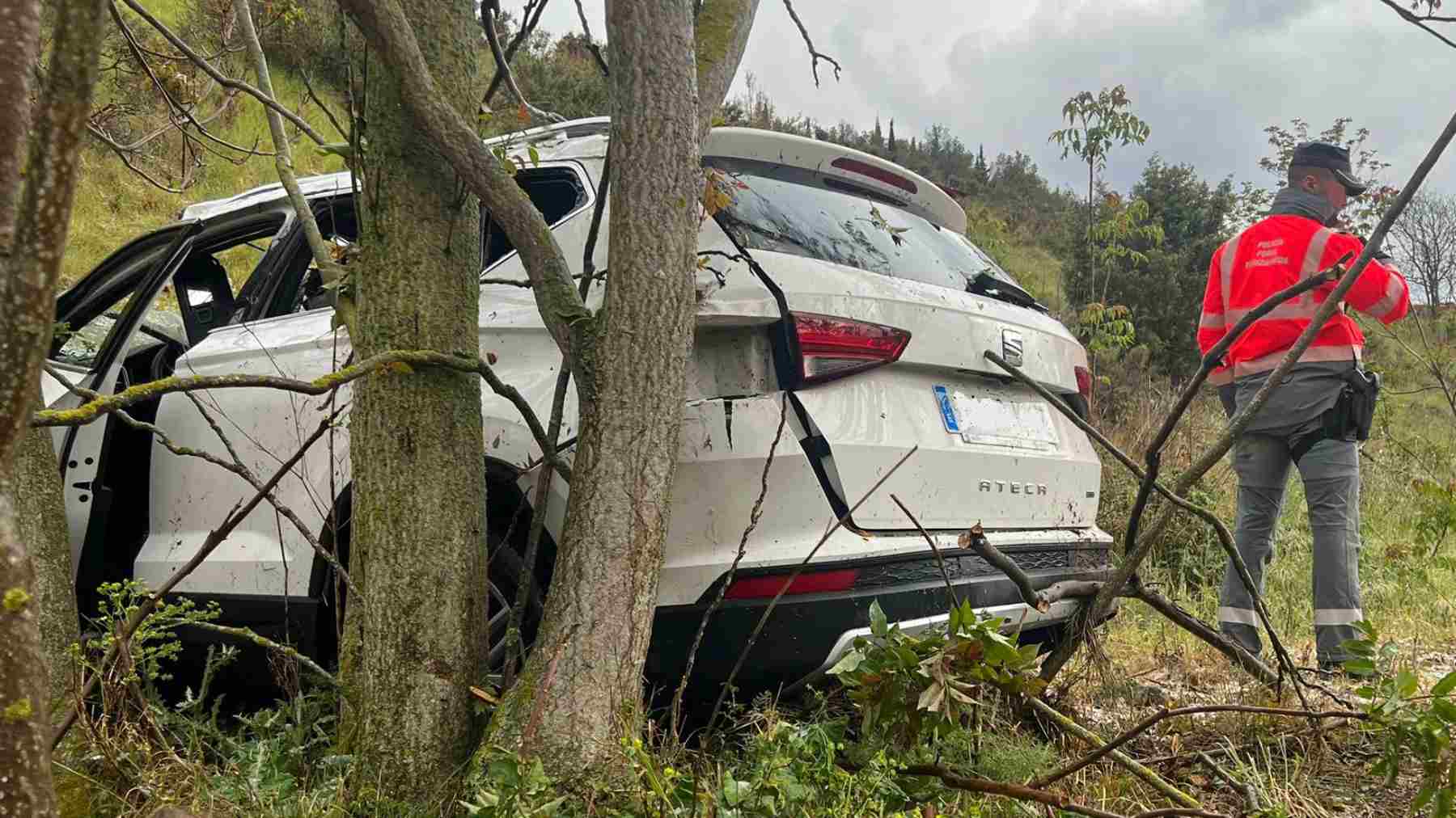 Se despeña con el coche por un barranco en Navarra: hay 2 personas trasladadas al hospital
