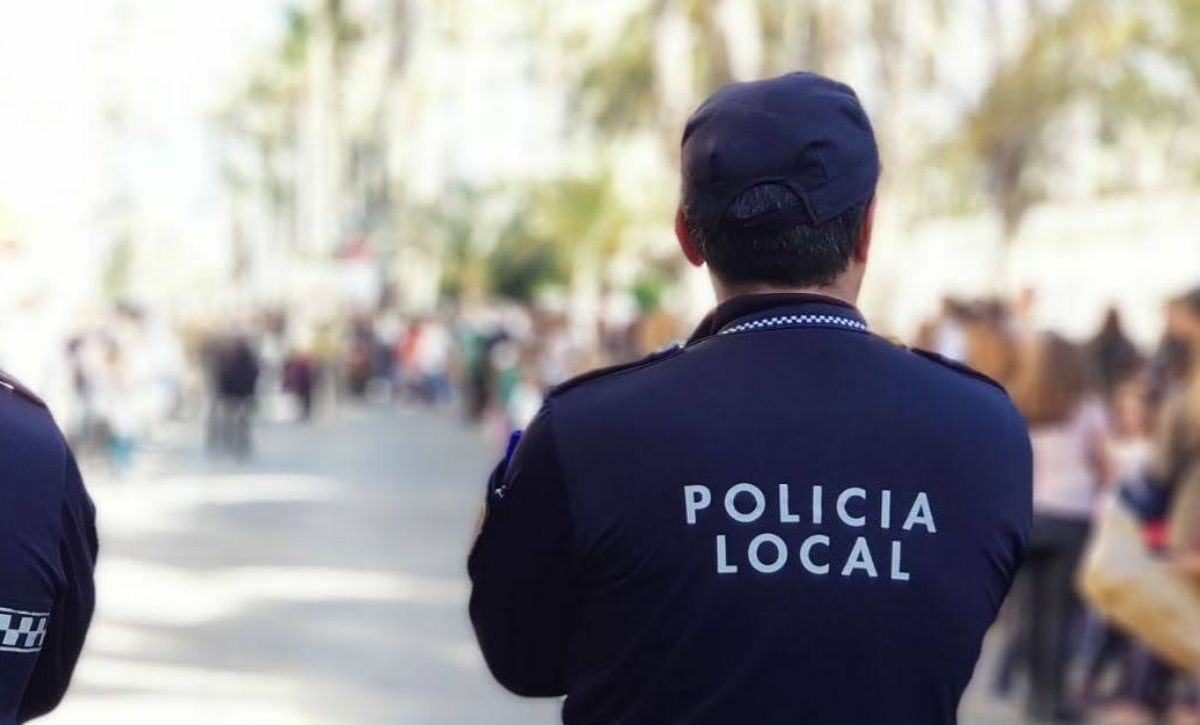 Una conductora ebria se da a la fuga tras chocar contra cuatro coches en Elche