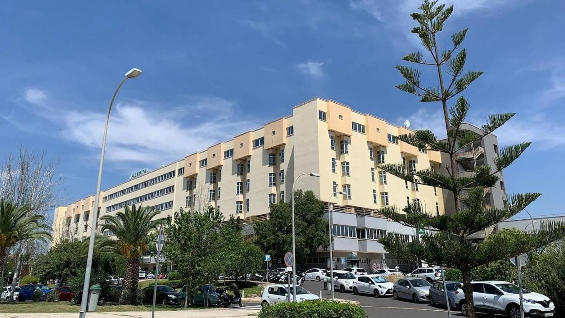 Ocho médicos del Virgen de la Victoria, intoxicados tras cenar en el hospital
