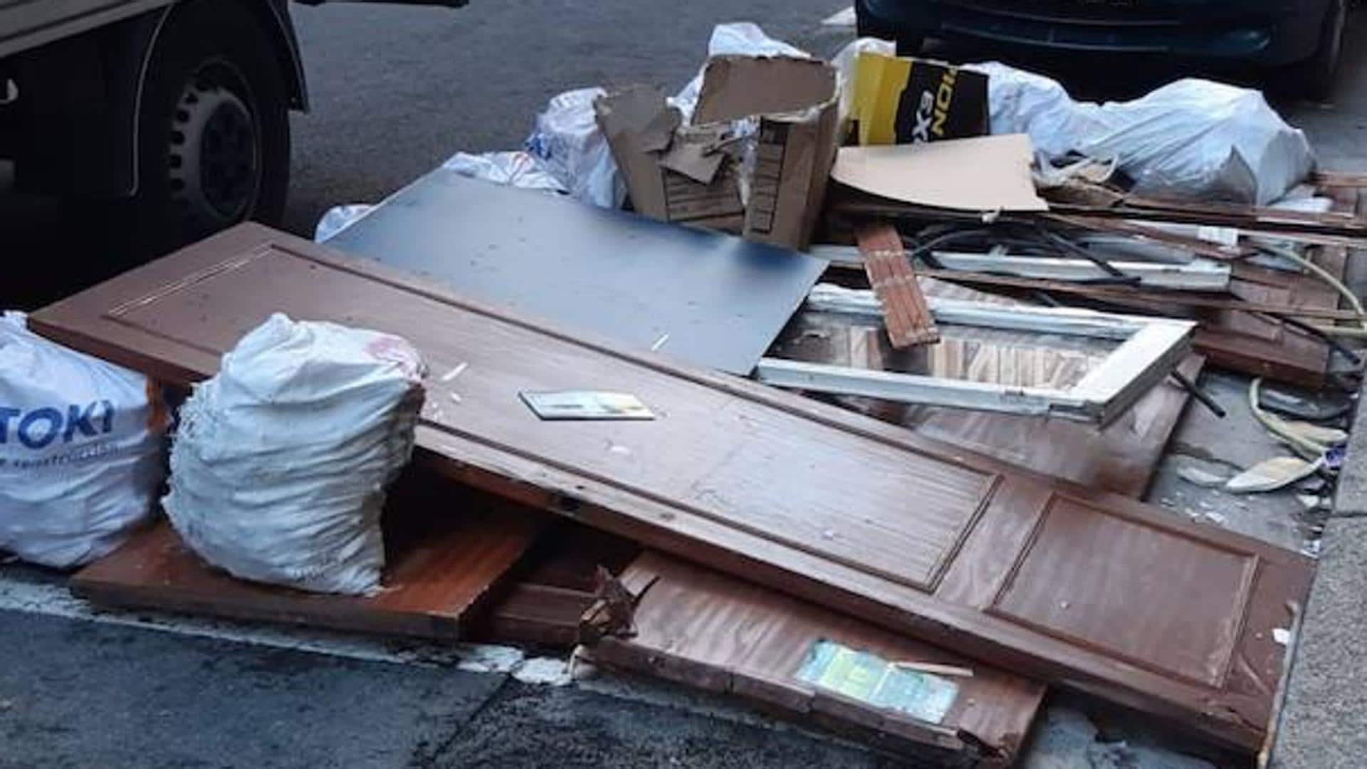 Policía Local de Salamanca multará a persona por abandonar muebles en la calle durante desalojo de vivienda ocupada