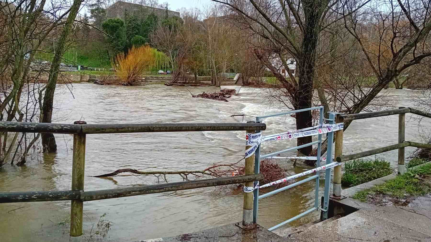 Policía Municipal de Pamplona cierra puente peatonal de las pasarelas del Arga debido al aumento del caudal del río