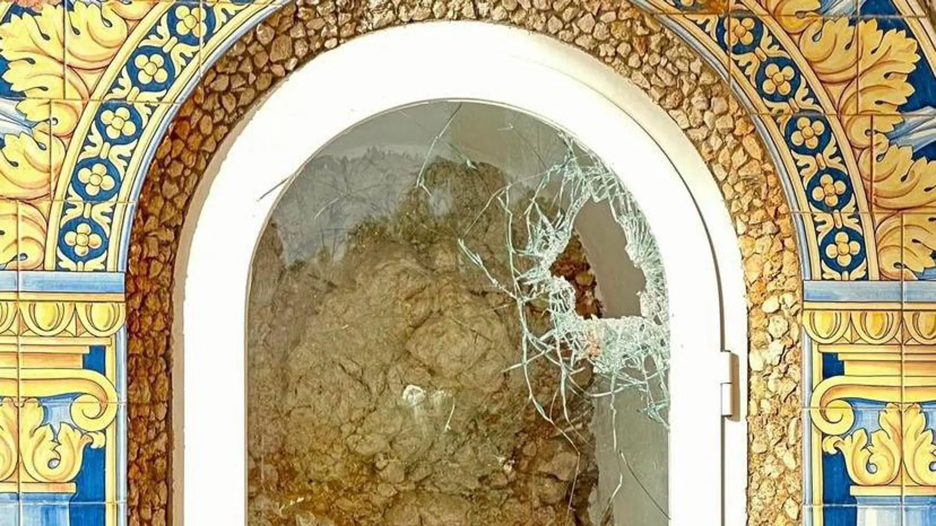 Rezo del rosario por la «profanación» en la hornacina de la Virgen del Carmen de Rincón de la Victoria