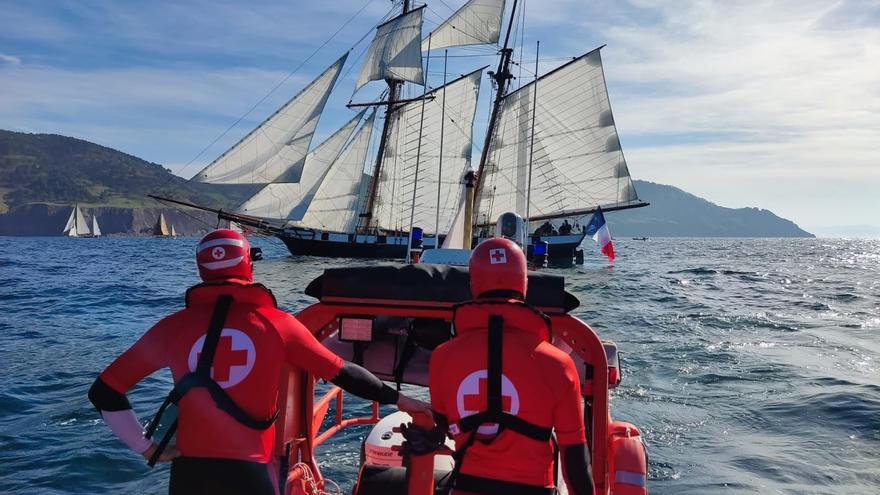 Rescatan a cinco ocupantes de un velero tradicional francés volcado en en Pasaia Itsas Festibala