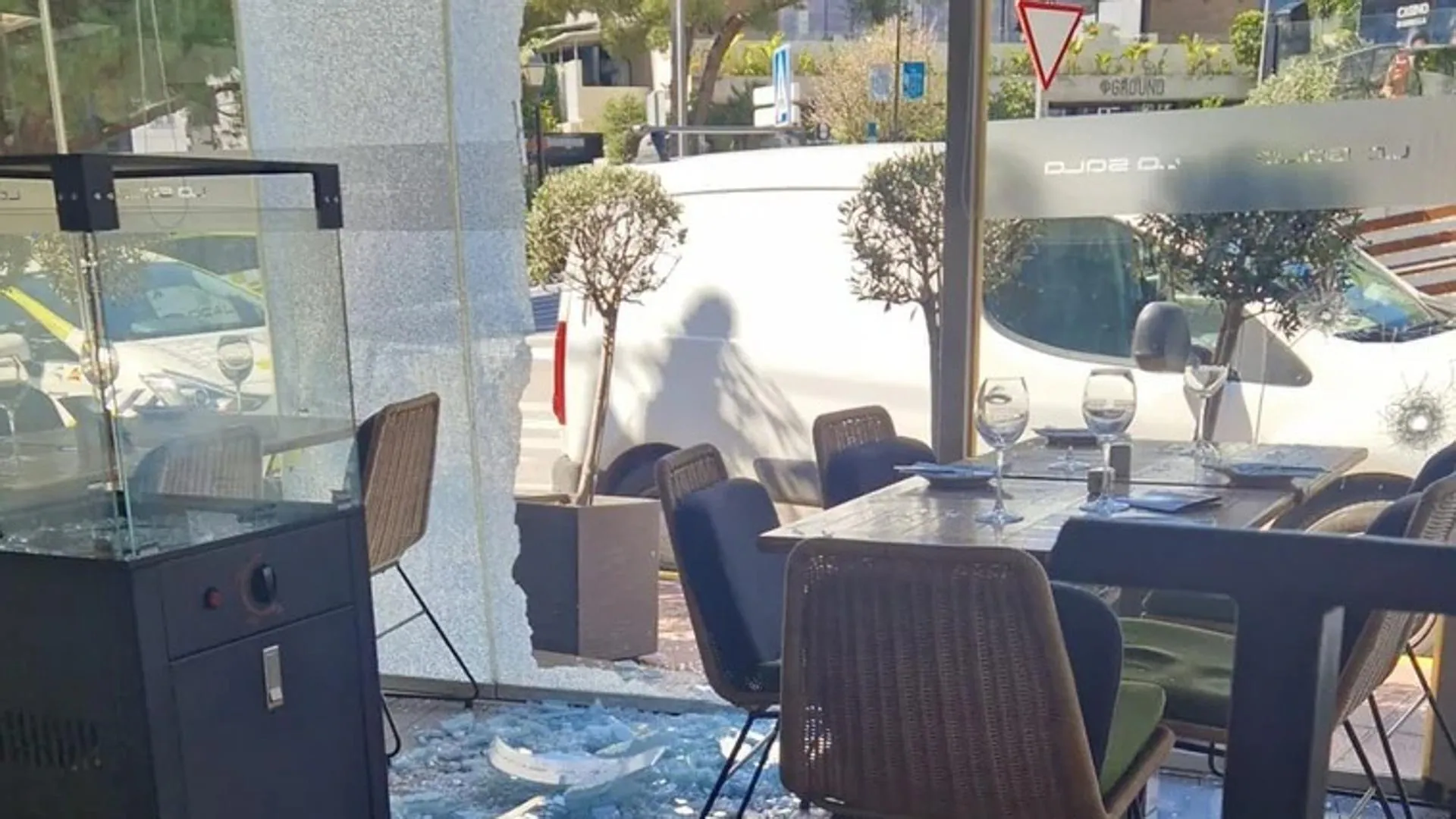 Los detenidos en busca por disparar contra un restaurante de Marbella se personan en el juzgado