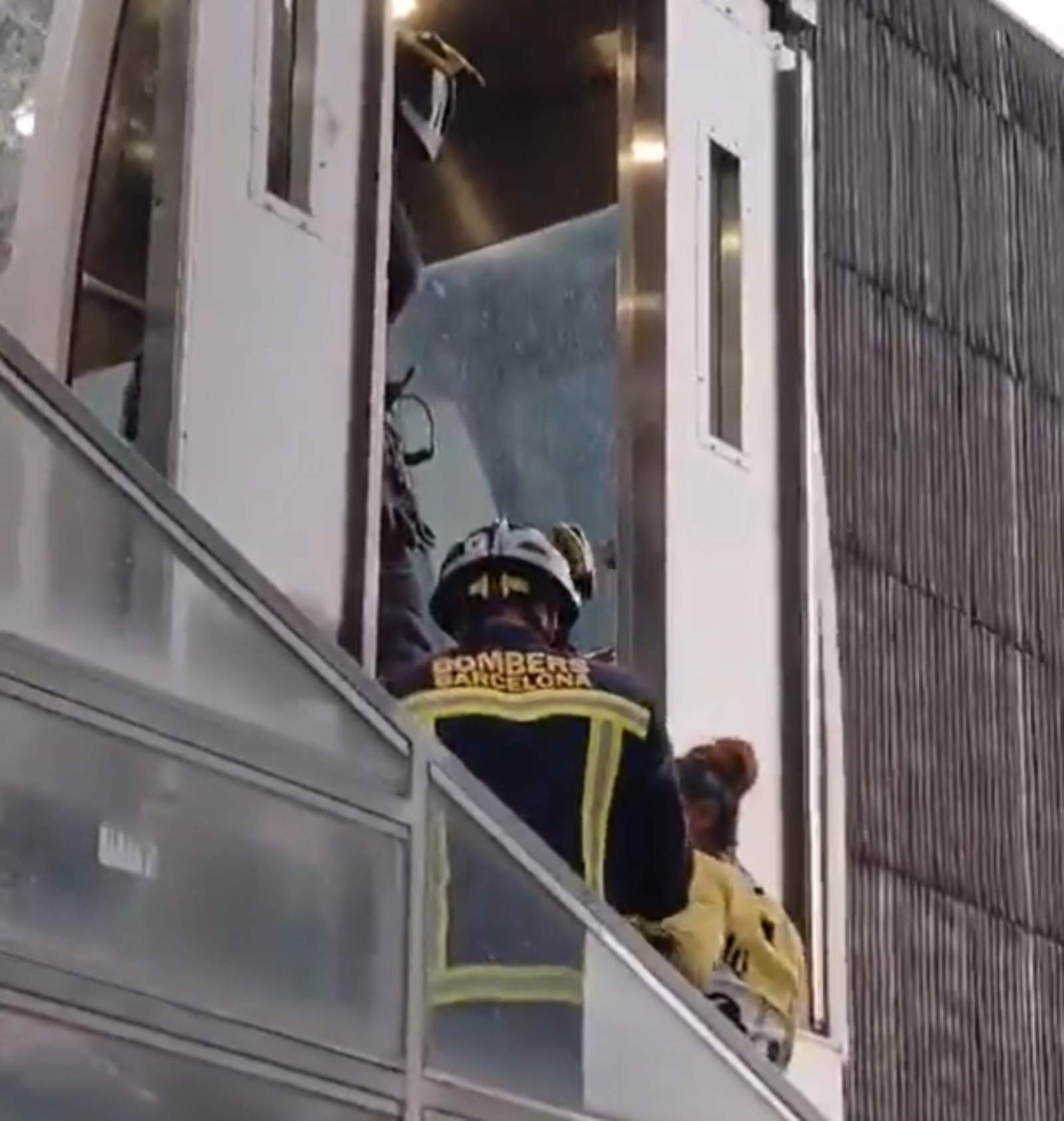 Rotura del cable del ascensor inclinado deja atrapadas a varias personas en Ciudad Meridiana, Barcelona
