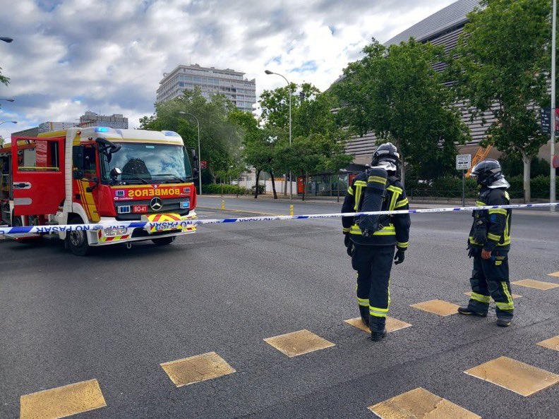 Rotura en una tubería de gas provoca el corte del tráfico y el paso peatonal en el Paseo de la Castellana, Madrid