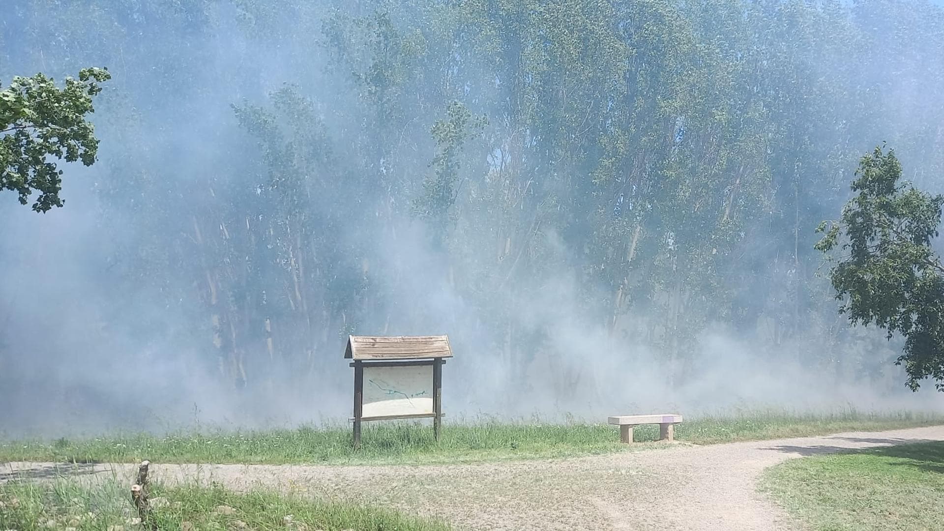 Un incendio en el parque del Iregua provoca una gran humareda que abarca una amplia extensión