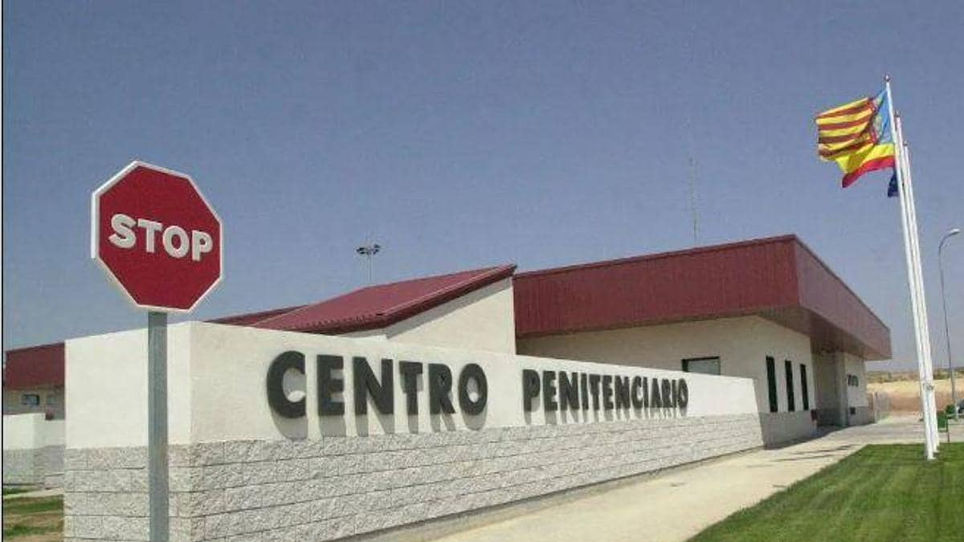 Uno de los presos más conflictivos de la cárcel de Villena hiere a tres funcionarios