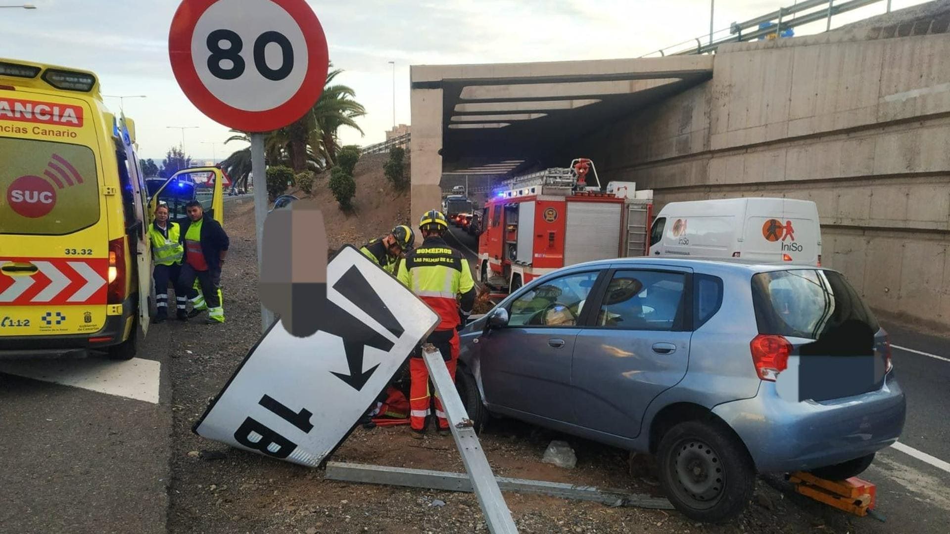Terrible accidente en la GC-23: vehículo pierde control y choca violentamente contra señales de tráfico