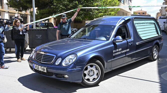El coche fúnebre sale de la calle Alfredo Nobel de Huétor Tájar